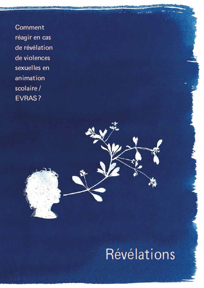 cover bleu foncé d'un cahier avec illustration blanche d'un visage d'enfant avec des végétaux